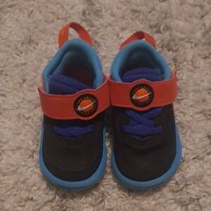 Nike Kids Black and Blue Sneakers with Orange Strap